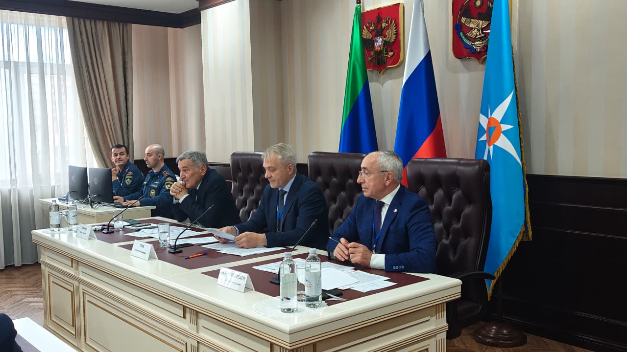 В рамках форума "Устойчивое развитие горных территорий" в МЧС Дагестана прошел круглый стол